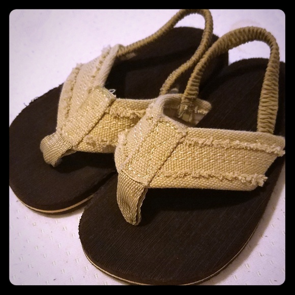Toddler 7-8 tan flip-flops - Picture 1 of 3